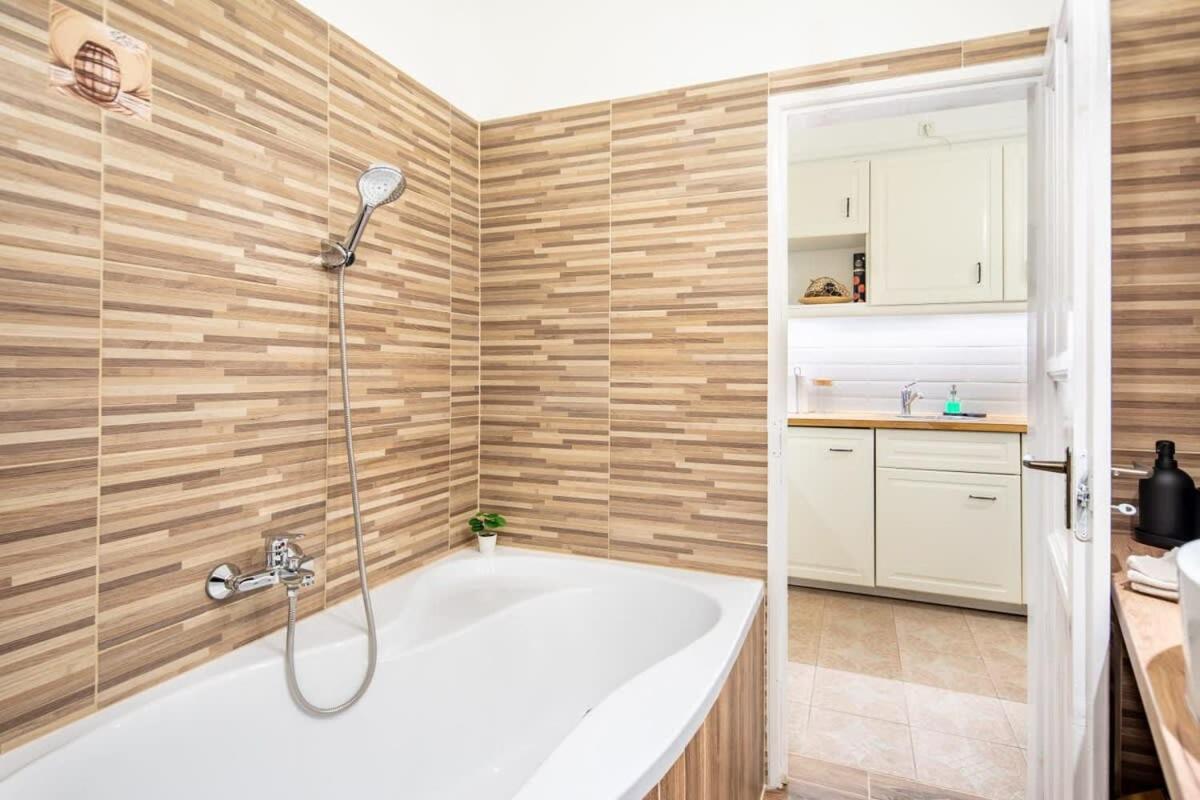 Convenient Apartment At Gastro Driven Location Budapeste Exterior foto