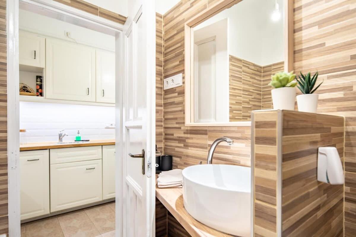 Convenient Apartment At Gastro Driven Location Budapeste Exterior foto