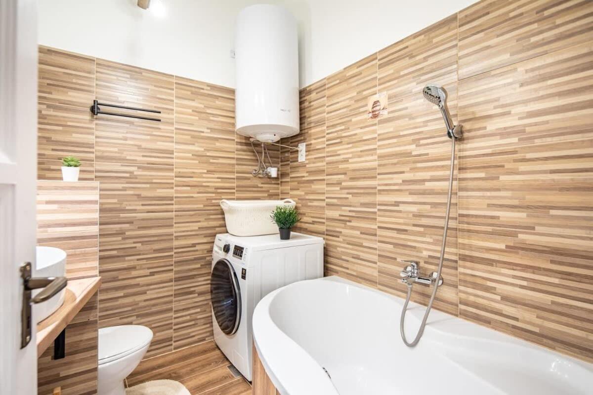 Convenient Apartment At Gastro Driven Location Budapeste Exterior foto
