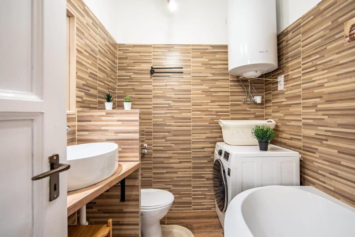 Convenient Apartment At Gastro Driven Location Budapeste Exterior foto